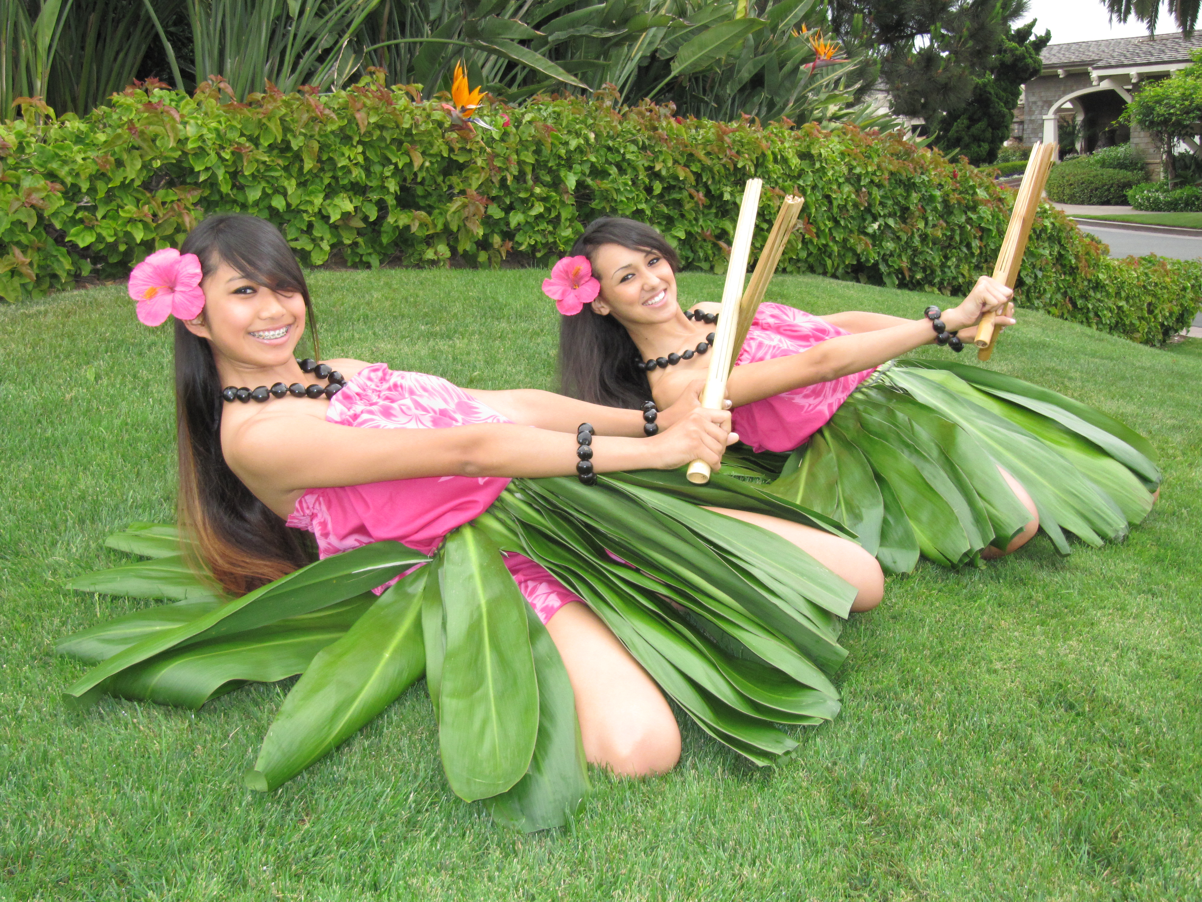 Hula and Tahitian dance, called Ori Tahiti, are alike in many ways. 
